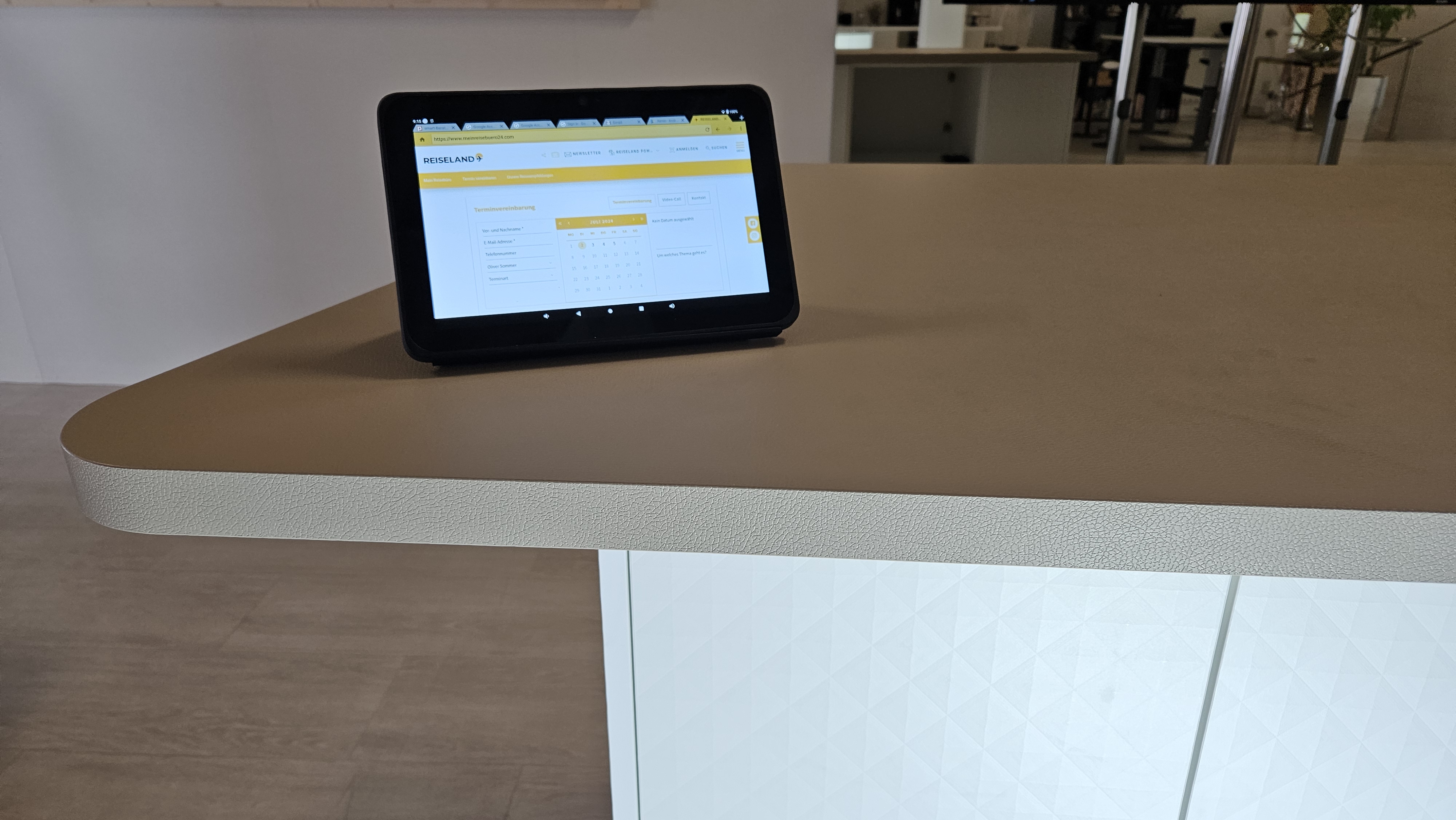 Tablet mit Termininformationen am Counter